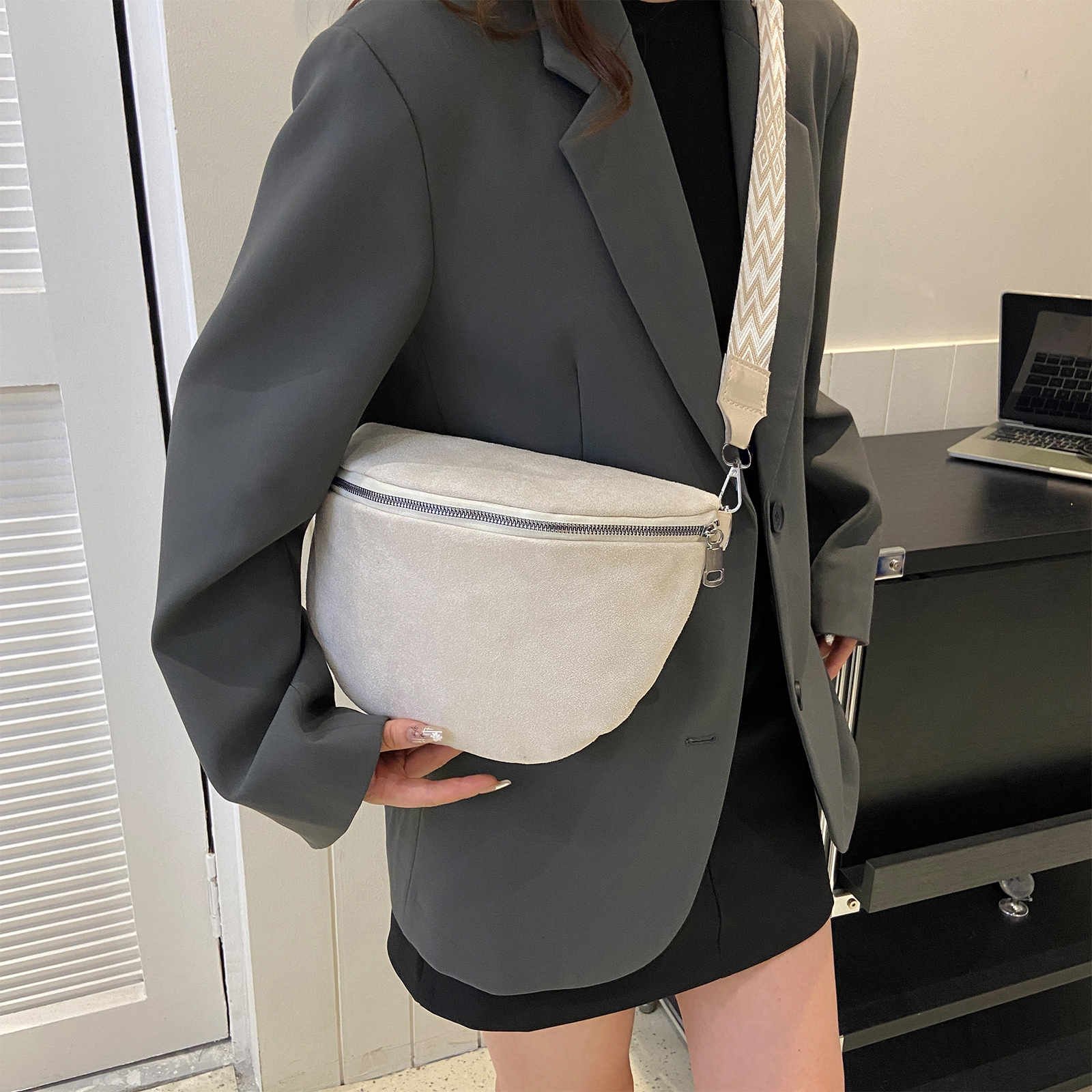 Women Chest Bag Fanny Pack PU  - Half Moon Bag Suede のレビューと価格