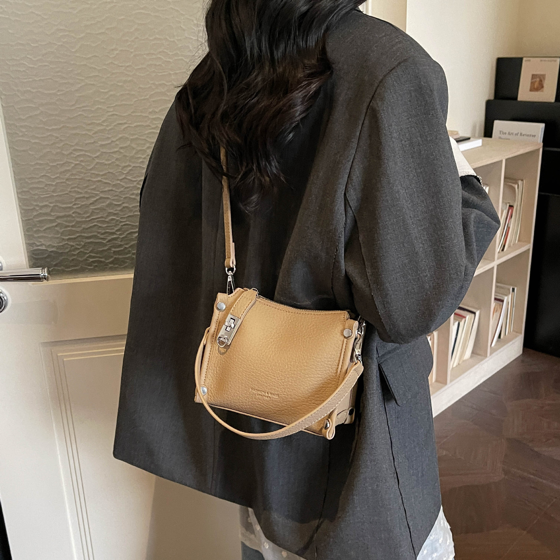 Women’s Pebble Grain Box Bag – - Luxury Bags News のレビューと価格
