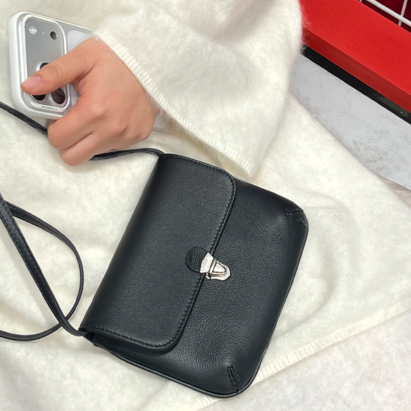 Soft Genuine Leather With Meta - Half Moon Bag Suede のレビューと価格
